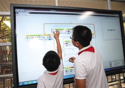北京十八中学教育集团课程展示活动中的乐高机器人课上，学生正在为机器人编程。资料图片/新京报记者 王远征 摄
