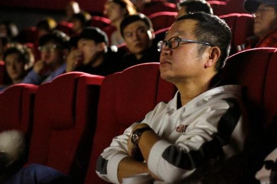 刘慈欣在观看电影《流浪地球》。图片由“未来事务管理局”提供