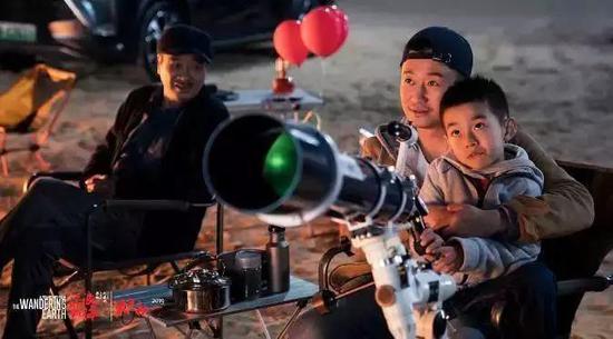 《流浪地球》中一家人观星月