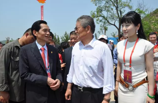 生命人寿保险股份有限公司董事长张峻（左） 　　生命伙伴关爱基金副理事长陶美萦（右）