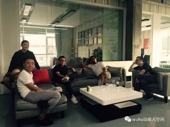 图为《流浪地球》前期团队左起美术总监郜昂、概念设计总监张勃、视效总监丁燕来、制片人龚格尔、副导演周易