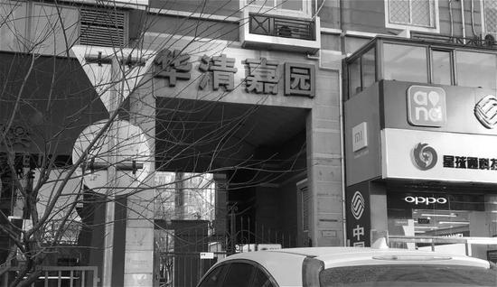 图 | 华清嘉园小区东门，咖啡馆、手机店、小食馆、理发店、服装店林立，路边随处可见小商贩