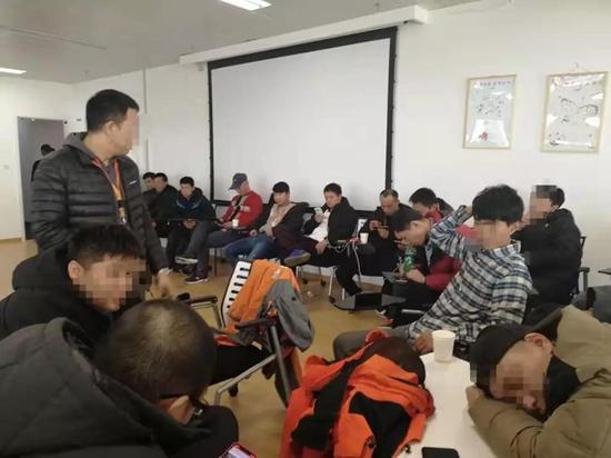 被裁员工在会议室等待公司出面协商