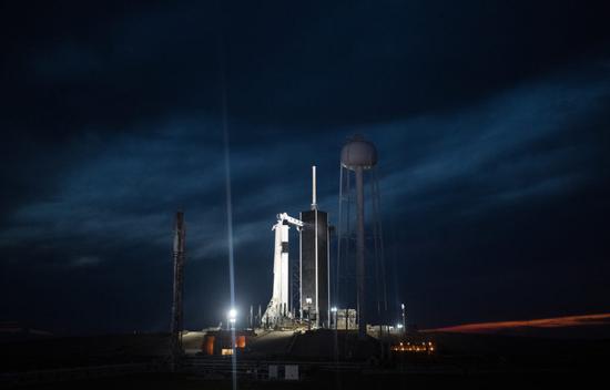 SpaceX载人飞船无人首飞：飞船入轨 火箭成功回收