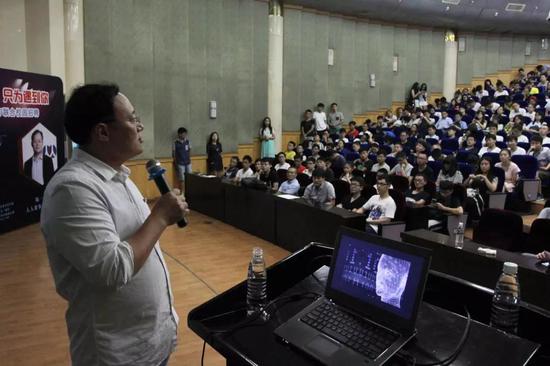 2016年9月9日，湖北武汉，人人集团董事长陈一舟回母校武汉大学，担任物理科学与技术学院开学典礼演讲嘉宾，并在生命科学学院报告厅进行校园招聘演讲