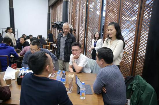 彭蕾与学员们在课堂交流中