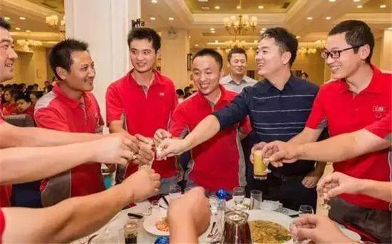资料图：东哥和快递员们一起喝酒