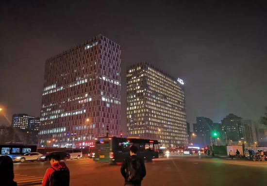 晚上灯火通明的支付宝大楼，图片来源于网络