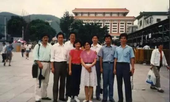 图：1988年初来深圳的郭台铭（左二）