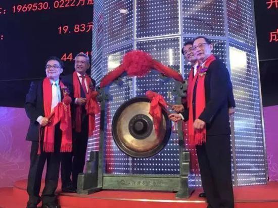 图：工业富联上市敲钟现场