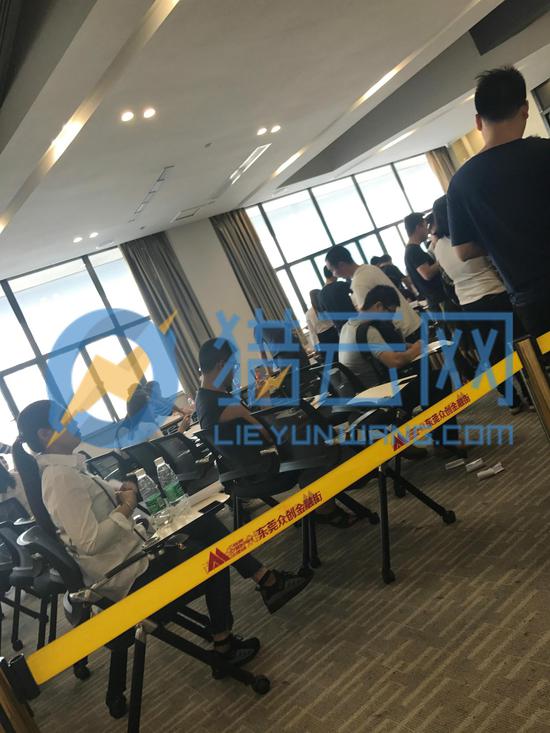 （直接与小黄狗签合同的正式员工办理离职手续现场）