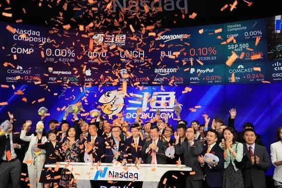 斗鱼纳斯达克敲钟，斗鱼 CEO 陈少杰与 PDD、旭旭宝宝等斗鱼主播一同在现场 | 来源：斗鱼官方