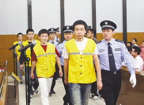 四人因熊猫烧香案判刑，走在最前面的为李俊