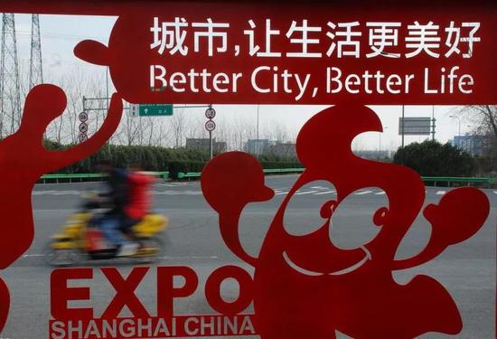 “上海世博会”期间，随处可见的标语