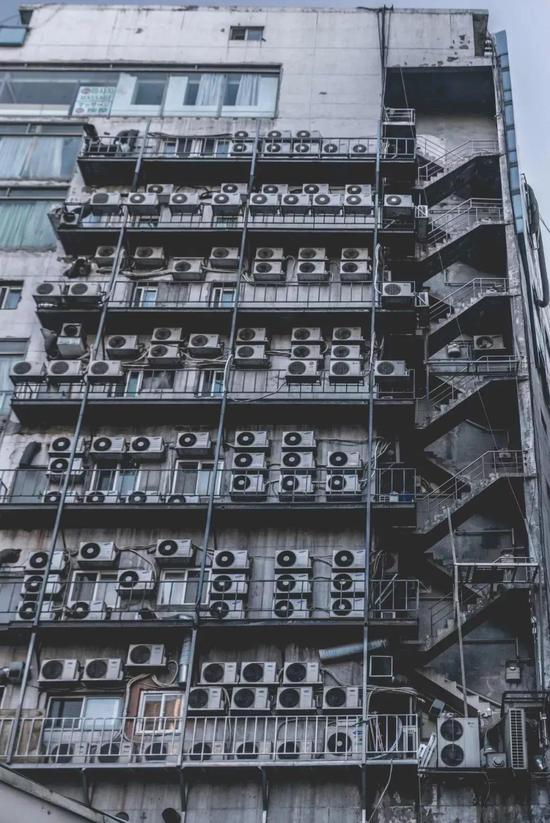 密密麻麻的空调外机，成为城市一景 | 图源：unsplash