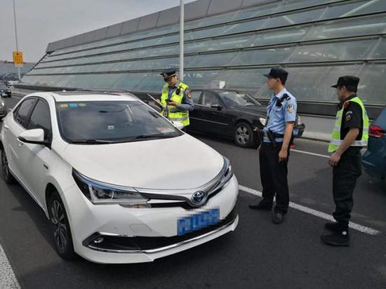2019年9月3日上午8时25分，交通执法人员在上海市定安路附近查获一辆注册在滴滴的非法网约车。上海市交通委执法总队 图