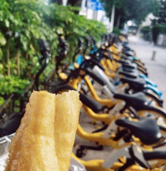 王辉在搬车，图由受访者提供