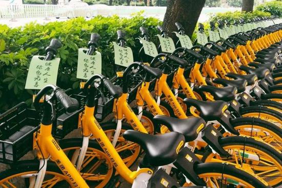 王辉在搬车，图由受访者提供