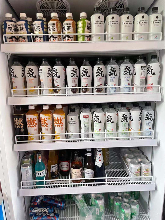 （合格的元气森林冰柜摆放）