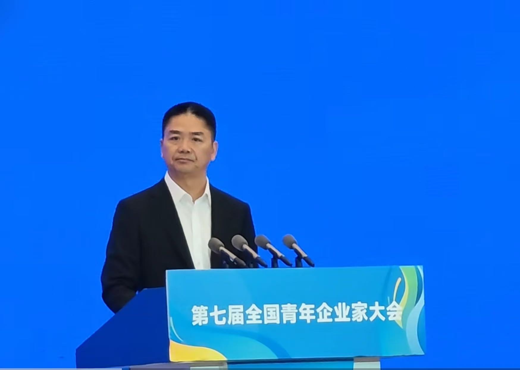 刘强东杭州演讲：一落地点了3份外卖，杭州人美企业家美，我依然是青年企业家