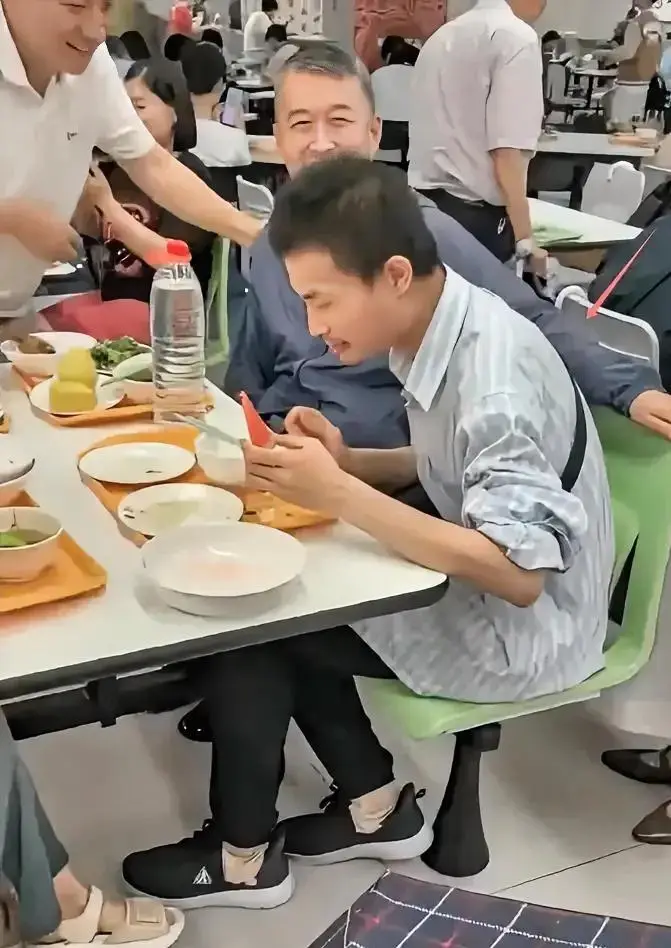 网信办整治“贴脸拍摄韦东奕”行为