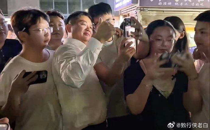 太接地气了！刘强东宿迁逛夜市，与老乡合影、拿盆喝酒