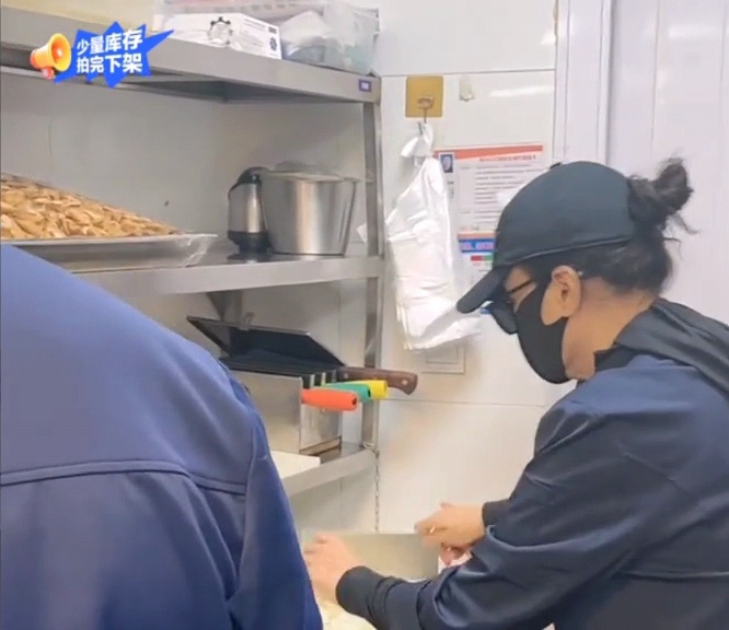 蹭热点却翻车！张兰后厨直播被曝无健康证，还不洗手切菜