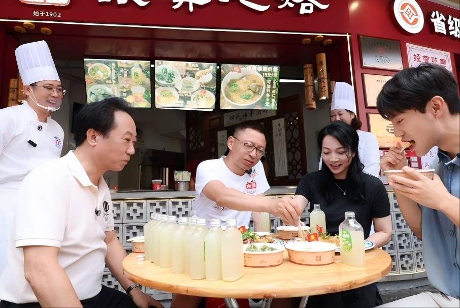 张朝阳直播探访潮汕非遗与美食文化  称“感受最多的是工匠精神”
