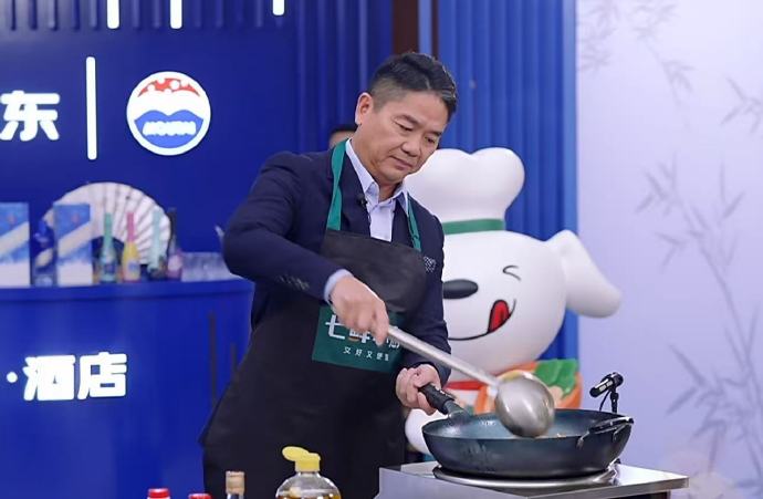 刘强东也蹭热点！穿西服炒菜，调侃贾国龙罗永浩