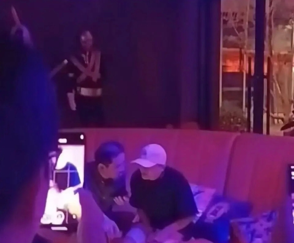 马云现身阿里园区酒吧！