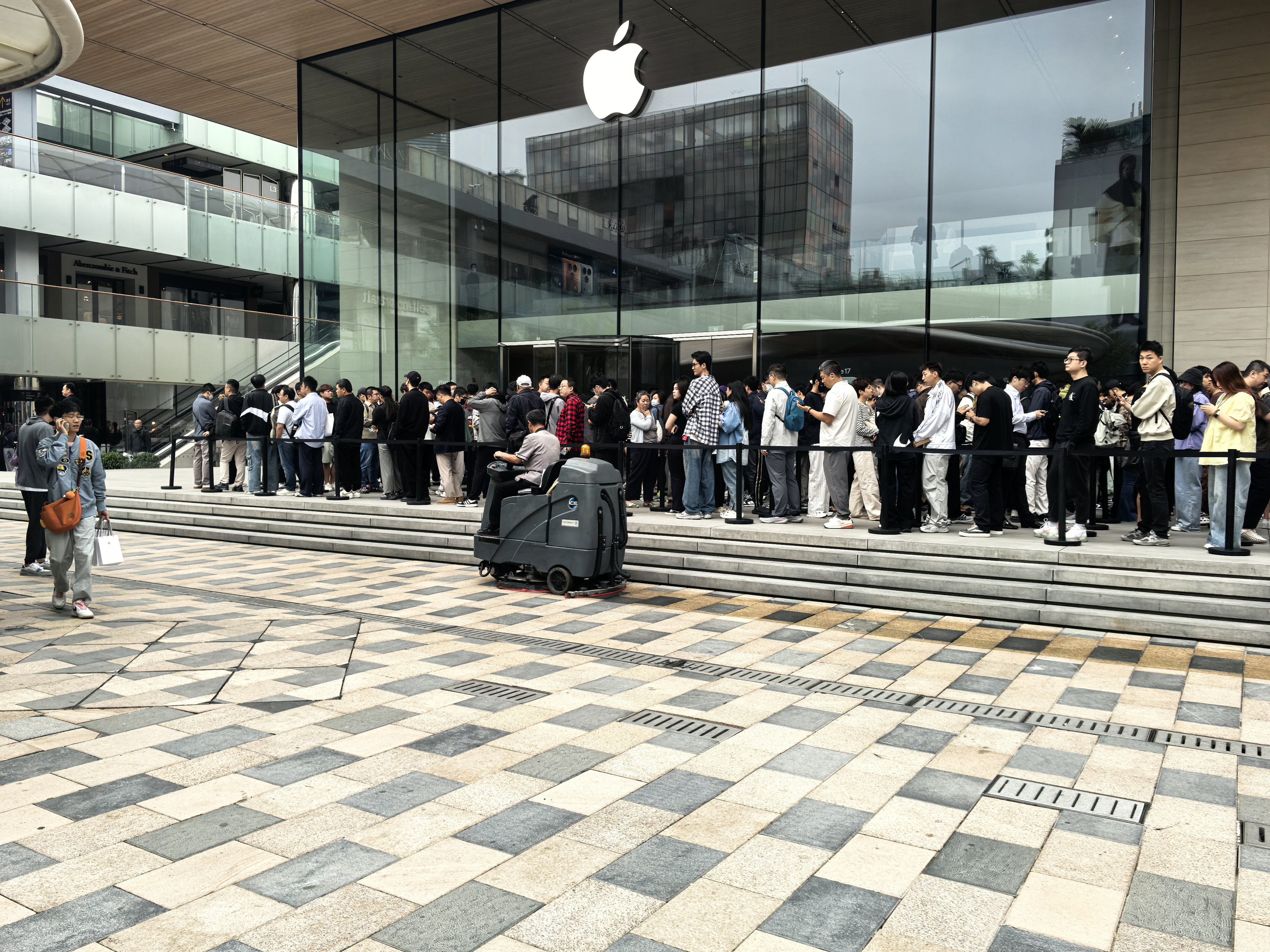 iPhone17开售首日：三里屯店排起长龙，黄牛门口“堵人”，线上秒售空