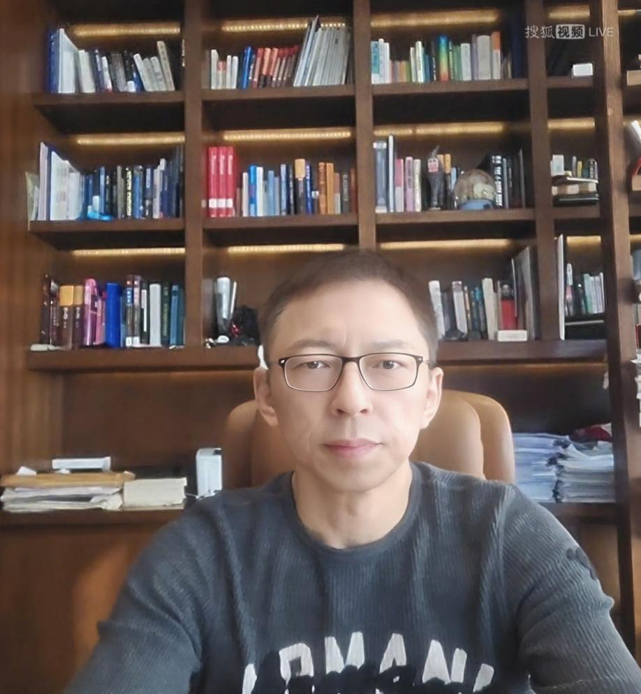 卢浮宫国宝窃案告破?冲浪板上演奇幻漂流?《张朝阳的英语课》解析国际热点
